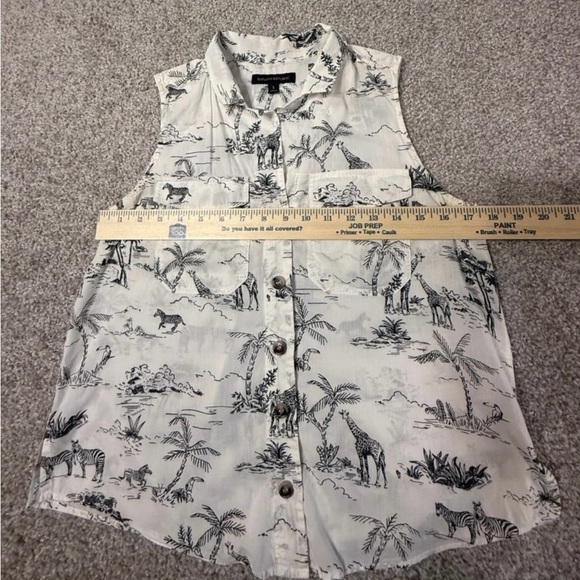 Banana Republic Safari Print Sleeveless Collard Button-Up Top Giraffe sz Small - Picture 6 of 7
